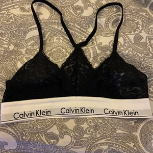 Calvin Klein topp  - Helt ny och oanvänd spettstopp, säljes då den är för liten för mig. Passar en A och B kupa❤️ nypris 300❤️