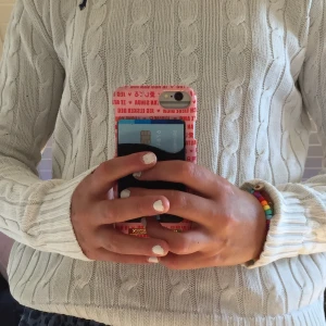 Ralph lauren tröja  - Jag säljer min Ralph lauren tröja. För att den kommer ej t användning. Ett litet hål i nacken men syns it om du har håret utsläppet. 