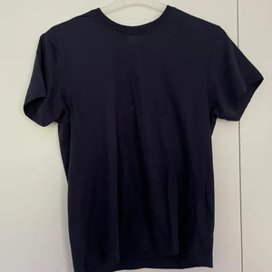Simpel marinblå t-Shirt i XS - Enkel tröja i marinblått, aldrig använd!                             Köparen står för frakten!
