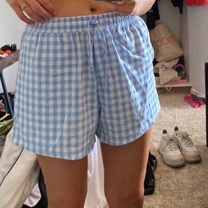 Rutiga shorts  - Suuuper sköna😍 nypris 300 kr, har tyvär ett par liknande redan, Helt nya från weekday 
