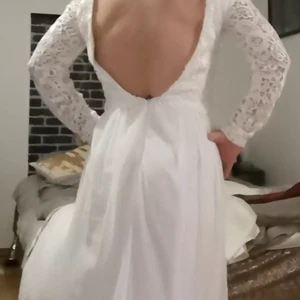 Oanvänd Vit klänning från Nelly  - Vit oanvänd sjukt elegant klänning från Nelly stl XS. Öppen rygg och högt sprund på sidan. Endast provat den. Perfekt för bal bröllop eller som aftonklänning 