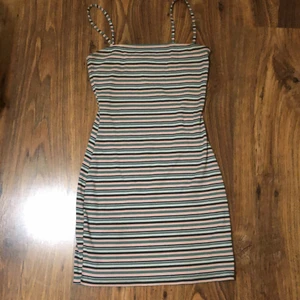 Klänning  - Detta är en klänning i storlek S men passar någon som är XS