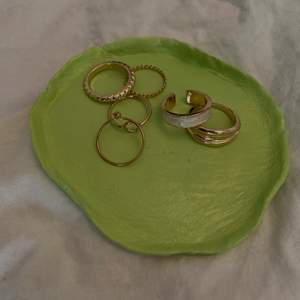 Säljer detta jättefina handgjorda smyckesfatet som är gjort av lufttorkande lera.💚 (ringarna ingår inte)