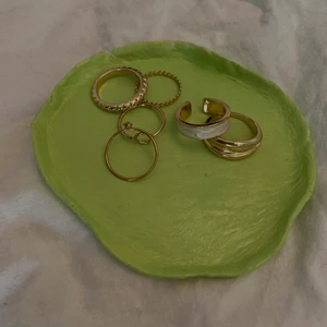 Smyckes fat gjord av lera  - Säljer detta jättefina handgjorda smyckesfatet som är gjort av lufttorkande lera.💚 (ringarna ingår inte)