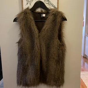 Väst  - Jätte fin väst i strl 38 men både en 36a och 38a kan ha den 😊 super fint skick