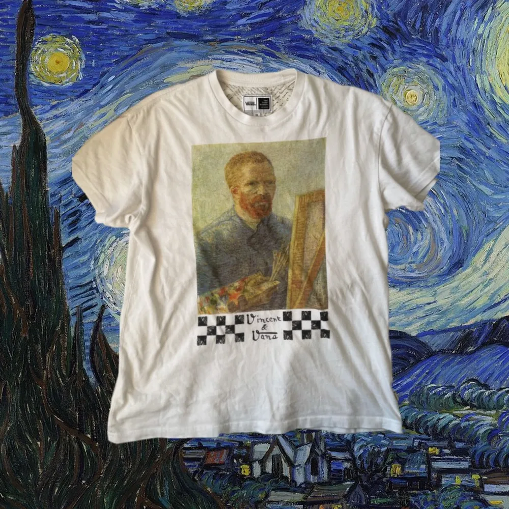 unik Vans x Amsterdam Van Gogh Museum collaboration tshirt💛🌻🌃🌌 Säljer för den kommer inte till användning längre. Köpt för 400 kr, oversized fit, storlek XS, jag brukar ha XS/S. Skriv pm om du har frågor, kan mötas upp i Kalmar. T-shirts.