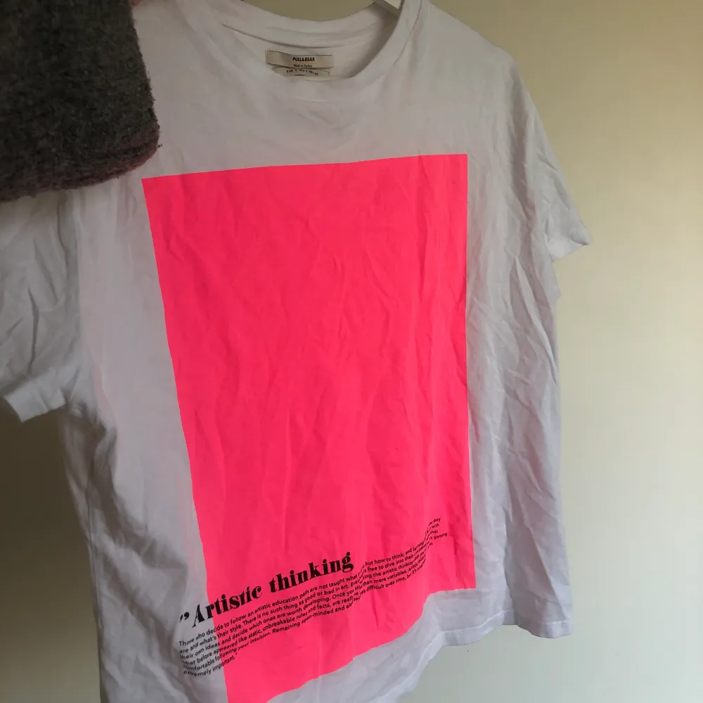 T-shirt med rosa tryck från Pull&Bear i storlek 36💘. T-shirts.