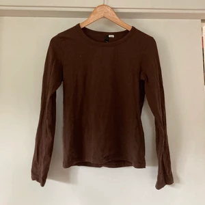 Långarmad  - En brun snygg långarmad som är köpt på second hand. Säljer den för har en likadan men waow vad den är snygg och går att styla till mycket. 