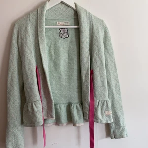 Odd Molly kofta - Jättefin mintgrön/vit kofta som är i ett fint skick💚🤍 Storlek 1 som motsvarar S men skulle säga att den här koftan är en XS. Frakt tillkommer med 57kr📦