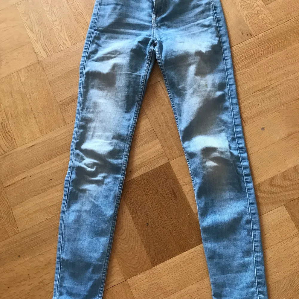 Lee jeans  scsrlett high  värdens skönaste jeans enligt mig  2 hällor tradiga därav priset . Jeans & Byxor.