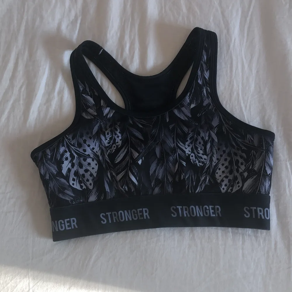 En super fin sporttopp från stronger som är i bra skick! Den bästa sporttoppen jag har ägt då den sitter super bra! Köparen står för frakt om man inte kommer och hämtar🥰    Ny pris: 399kr  Nu: 179kr. Toppar.