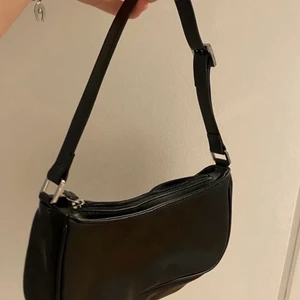 Väska - Säljer nu min in princip oanvända väska, lånad bild, skriv för fler!!!!!