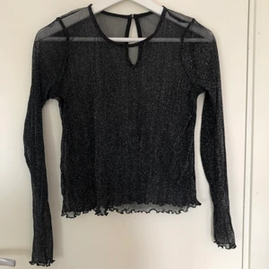 En glittrig/genomskinlig tröja  - En tröja i fint skick som är väldigt stretchig i materialet. Använd fåtal gånger, har du mer frågor här bara av dig💖
