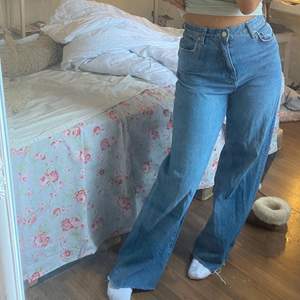 Säljer dessa knappt använda jeans från Bershkha, sitter superbra på mig som är ungefär storlek 36, byxorna är små i storleken och är därmed en storlek 38. Är 162cm lång och ni ser hur byxorna sitter på mig 💘💘