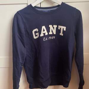 Gant marinblå sweatshirt i storlek xs. Nypris 699kr. Fint skick, säljes för 150kr💙