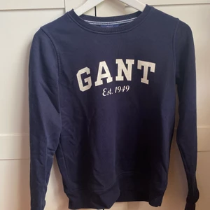 Gant sweatshirt - Gant marinblå sweatshirt i storlek xs. Nypris 699kr. Fint skick, säljes för 150kr💙