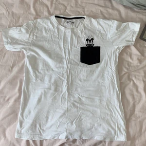 Musse pigg T-Shirt strl S - Musse pigg T-Shirt storlek S. Ganska bra skick. Säljer för att den inte passar längre. Inga hål eller någonting.