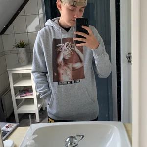 2Pac Hoodie strl M - 2pac Hoodie från Junkyard storlek M. Aldrig använd. Köpt för 600kr. Säljer för att jag inte gillar storleken på mig. Vill ha 400kr för den, billigare pris vid snabb affär.