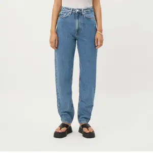 Säljer ett par jeans från Weekday i modellen Lash. Använt endast fåtal gånger så de är så gott som nya. Jag själv är en 36a i jeans/ byxor och 170cm lång och passar mig bra.            Ordinarie pris 500:-. Du själv får stå för fraktkostnaden.