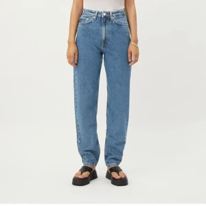 Mom jeans Weekday - Säljer ett par jeans från Weekday i modellen Lash. Använt endast fåtal gånger så de är så gott som nya. Jag själv är en 36a i jeans/ byxor och 170cm lång och passar mig bra.            Ordinarie pris 500:-. Du själv får stå för fraktkostnaden.