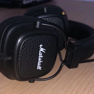 Marshall headphones - Jag köpte dom här Marshall hörlurarna runt 1 år sen, använt men känns som nya hörlurar, och är som nya, i bra skick kommer med laddare och aux, köpte för 990 och säljer de för 650kr. Kan mötes i Hässelby Gård eller Vällingby. Kan diskutera priset.