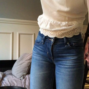 Levis jeans  - Säljer nu mina Levis jeans som är jätte sköna men tyvärr har dom blivit lite korta för mig som är 162 ca. Sitter skur bra i rumpan och har en egengjord slits där nere. Sista bilden är lite dålig så vid intresse kan ni få andra bilder! 