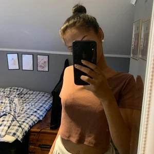 Superfin tröja med knyt i ryggen - Hej finisar, säljer nu denna fina tröja då jag har två, denna är i storlek M men passar även xs och S samt M då man kan knyta i ryggen. Hör av er vid frågor 🤎🤎