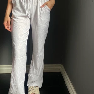 Linnebyxor från by Anastasia  - Säljer mina linnebyxor pg de är för korta på mig som är 173. Storlek L men passar mer M, fler som är interesterade blir de budgivning. Från by Anastasia 
