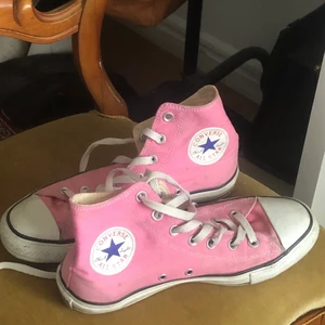 Rosa converse  - Rosa converse storlek 39!!💓 skriv för frågor eller mer bilder ( köparen står för frakt)