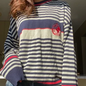 Vintage tröja - Skit cool vintage tröja köpt här på Plick men den kommer tyvärr inte till användning. 80 kr plus frakt! Storlek M skulle jag säga!