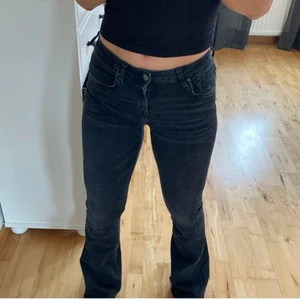 Zara jeans  - Snygga bootcut jeans från zara, lite slitna (ser på bild 2&3) men inget man tänker på!! Köpare står för frakt💕✌🏼