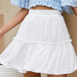 Gullig sommarkjol  - Fin sommar kjol som tyvärr inte passade mig, aldrig använd endast prövad.