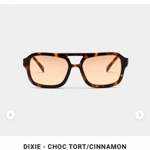 Vehla - Säljer dessa solglasögon som jag använd en gång. Helt nya! Köpt för 1700kr. Egna bilder skickas självklart. Kommer med box, fodral och dustbag. 