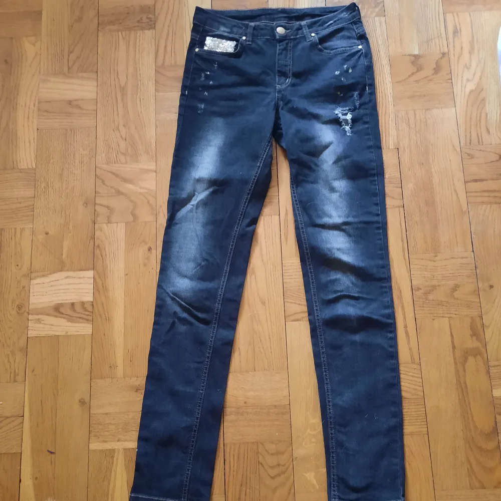 Fräcka jeans med gulddetaljer. Sitter riktigt snyggt i midjan. Tyvärr kan jag inte visa då de är alldeles för små.. Jeans & Byxor.