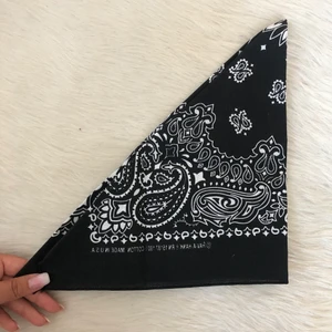 Svart Bandana från Scout - Svart bandana ifrån märket Scout. Aldrig andvänd & i perfekt skick. Dustbag är inkluderad i priset. 🤍🤗