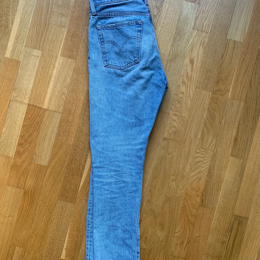 Säljer då de blivit för stora för mig. Fint skick. Bra längd för mig som är 173 cm men för stora runt midjan och benen. Kan skicka fler bilder :). Jeans & Byxor.