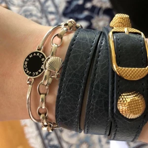 Marc jacobs armband - Funderar på att säja mitt så fina Marc jacobs armband som jag köpte för några månader sedan! Kontakta mig privat via intresse💞✨