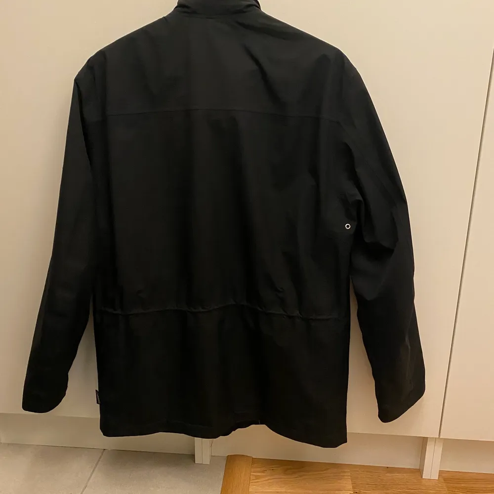 Svart jacka från Pierre cardin i gore tex. Säljes pga. för liten. Jackan har ett litet hål framtill, se bild. Annars i fint skick.  Nypris ca 2000kr. Jackor.