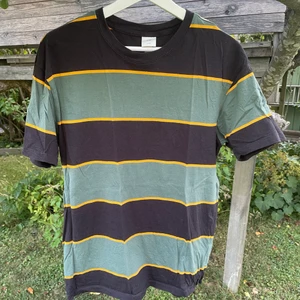 T-shirt - Randig t-shirt från H&M😊 Kolla in mina andra produkter (frakten blir inte mer än 66kr )