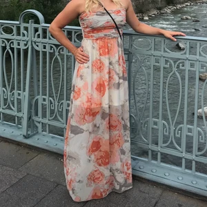 Blommig maxi klänning storlek M - Ankellång blommig klänning från Vila. Genomsynlig nedom knäna. Tunna löstagbara axelband.