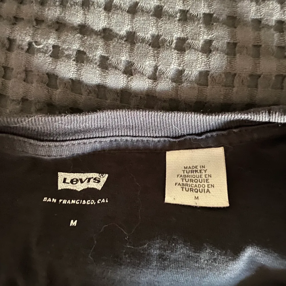 Säljer en svart Levis T-shirt i storlek M. Den är använda men i bra skick, köpare står för frakt.. T-paidat.