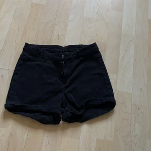 Ett par svarta jeans shorts  - Säljer ett par svarta jeans shorts, ingen aning vart de är ifrån. Storlek 36 (S) och säljer de för 80 kr. 