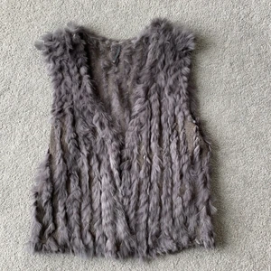 Väst i fint skick stl S - Väst med päls, fint begagnat skick. Stl S.