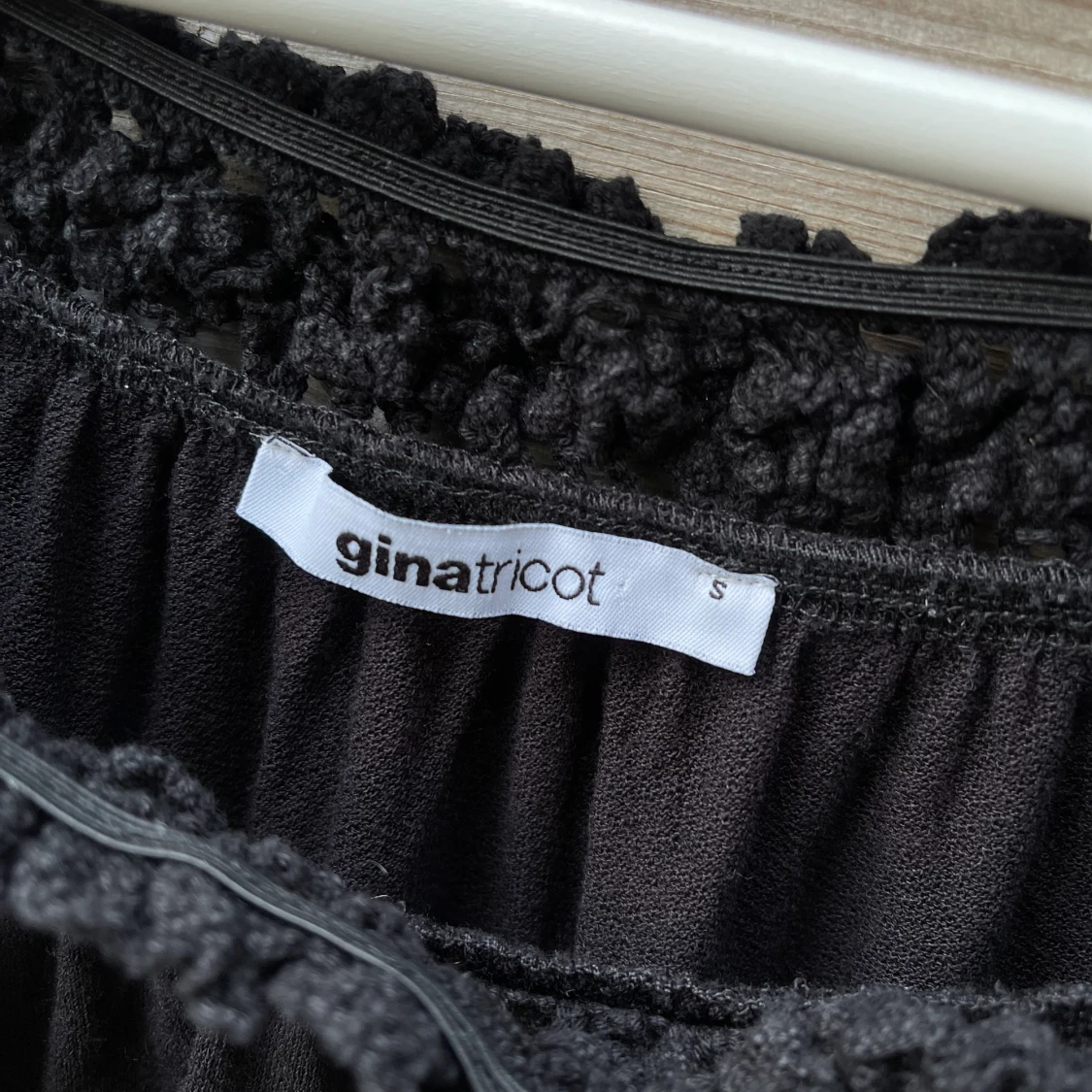 Svart klänning med virkat - 90