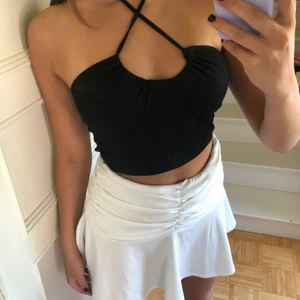 svart topp - fin svart topp med öppen rygg som du knyter själv! 🌸💕