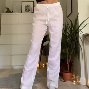Linnebyxor från HM - Helt nya raka vita linnebyxor från HM, del av ett set och slutsålda på hemsidan! Så fina men har andra så säljer dessa, jag är 173 cm lång och byxornas innerbenslängd är ca 78 cm! 💞