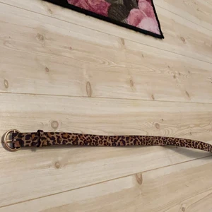Leopard-skärp - Ett skärp med leopardmönster. Storlek M. Användt 2 gånger- är som nytt.