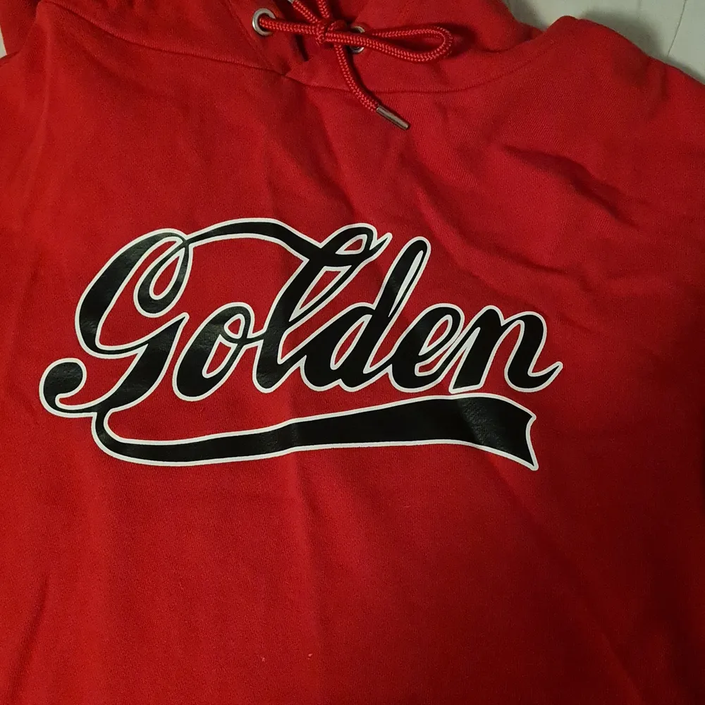Röd hoodie i strl S där det stod 'Golden' på bröstet. Hoodies.