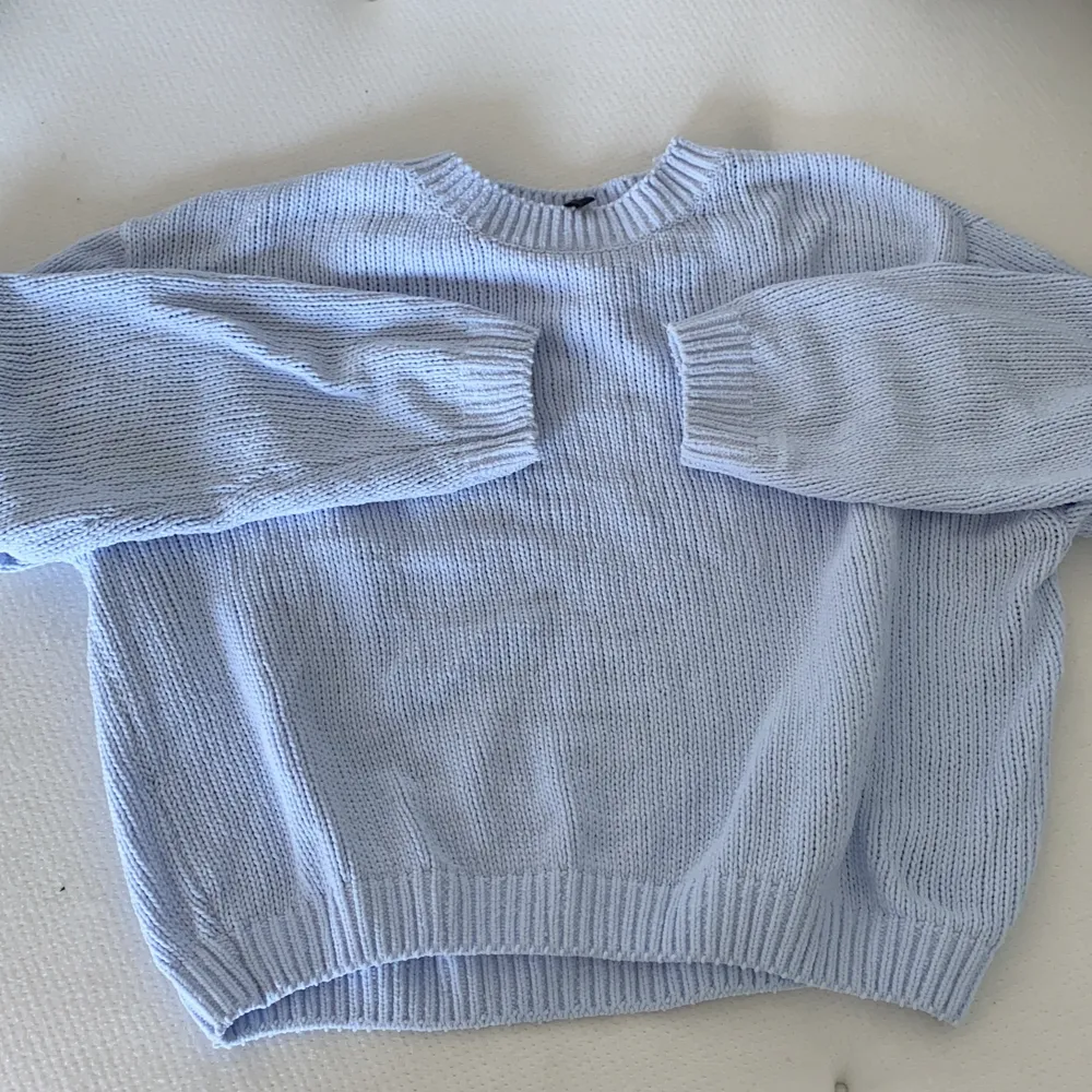 Stickad babyblå tröja! Sjukt skön att ha på sig! Använt 3-5 gånger! Storlek:M. Pris:85kr. Köpare står för egen frakt! Tar emot Swish eller PayPal!. Stickat.