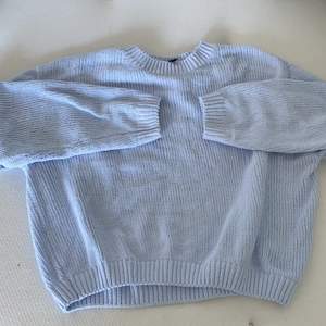 Stickad babyblå tröja! Sjukt skön att ha på sig! Använt 3-5 gånger! Storlek:M. Pris:85kr. Köpare står för egen frakt! Tar emot Swish eller PayPal!